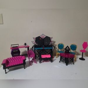 Monster High Furniture Lot